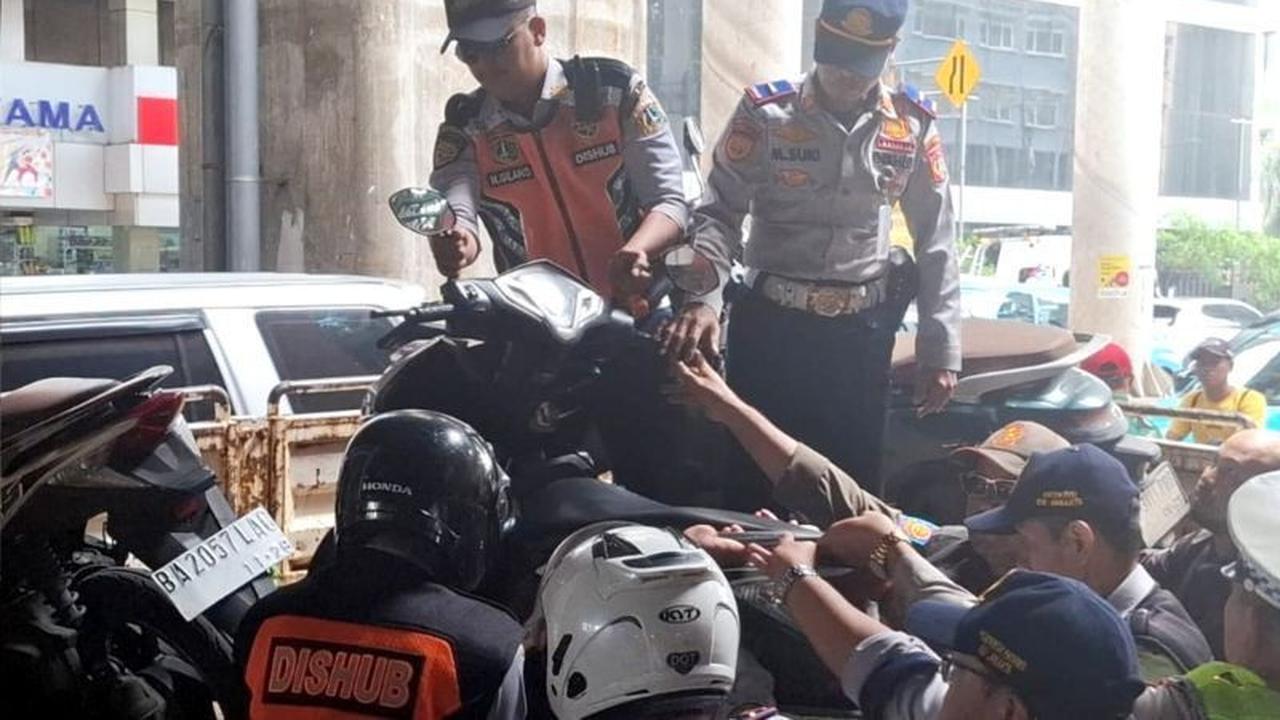 Petugas Gabungan Gencarkan Penertiban Parkir Liar Jakarta Selatan, Belasan Motor Diangkut