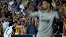 Gelandang Valencia, Manuel Guedes, melakukan selebrasi usai mencetak gol ke gawang Sevilla pada laga La Liga Spanyol di Stadion Mestalla, Sabtu (21/10/2017). Valencia menang 4-0 atas Sevilla. (AFP/Jose Jordan)