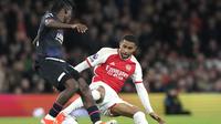 Reiss Nelson dari Arsenal, kanan, berebut bola dengan Issa Kabore dari Luton Town saat pertandingan sepak bola Liga Premier Inggris antara Arsenal dan Luton Town di Emirates Stadium, London, Rabu, 3 April 2024. (AP Photo/Frank Augstein)