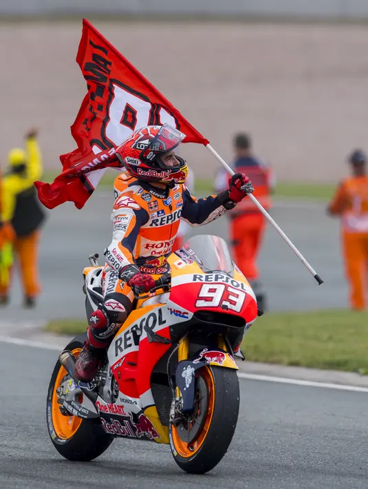 Marc Marquez merayakan kemenangannya pada balapan MotoGP Jerman di Sirkuit Sachsenring, Minggu (17/7/2016). (AFP/Robert Michael)