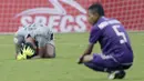 Kiper Persita Tangerang, Yogi Triyana, tertunduk usai ditaklukkan Kalteng Putra pada laga Liga 2 di Stadion Pakansari, Jawa Barat, Selasa (4/12). Kalteng menang 2-0 atas Persita. (Bola.com/M. Iqbal Ichsan)