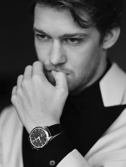 <p>Punya mata biru memesona, Joe Alwyn bahkan berhasil memikat Taylor Swift selama enam tahun [@joe.alwyn]</p>