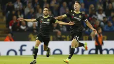 Pemain Chelsea, Cesc Fabregas (kiri) merayakan golnya bersama Gary Cahill saat melawan Leicester City pada putaran ketiga Piala Liga Inggris di Stadion King Power, (21/9/2016) dini hari WIB. (Reuters/Darren Staples)