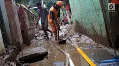 Petugas PPSU bersama warga membersihkan lumpur sisa banjir yang melanda kawasan Rawajati, Jakarta, Sabtu (27/4). Banjir akibat luapan air sungai Ciliwung sempat melanda kawasan ini pada Jumat (26/4). (Liputan6.com/Helmi Fithriansyah)