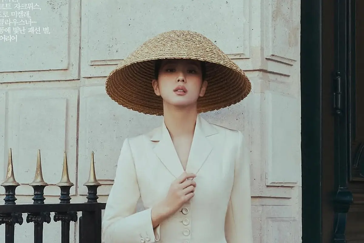 Pesona Jisoo BLACKPINK Tetap Elegan Pakai ‘Topi Caping’ ala Petani di Sampul Vogue Korea