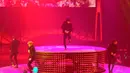 Taemin di lagu 'Ring Ding Dong' tampil menari secara solo di bagian tertinggi panggung, Jakarta, Minggu (22/6/14). (Liputan6.com/Desika Pemita)