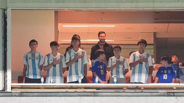 Foto: Kena Rotasi Scaloni, Lionel Messi Nonton Laga Uji Coba Argentina Bareng Istri dan Anaknya
