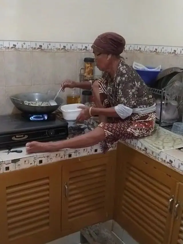 6 Kelakuan Emak-Emak Lagi Santai Sambil Masak di Dapur Ini Bikin Tepuk Jidat