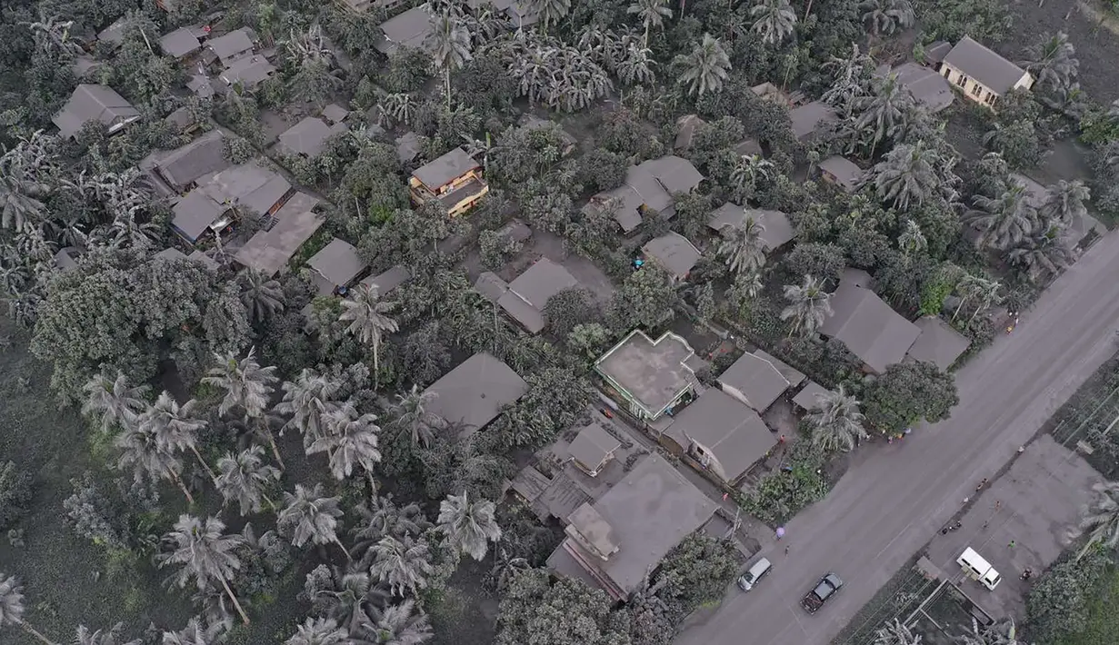Foto selebaran yang diambil dan dirilis pada 5 Juni 2022 menunjukkan rumah-rumah dan vegetasi yang tertutup abu di kota Juban, provinsi Sorsogon, Filipina, setelah gunung berapi Bulusan meletus dan mengirimkan gumpalan abu ke daerah tersebut. Evakuasi sedang berlangsung di sana, tetapi prioritas adalah warga lanjut usia dan mereka yang menderita asma. (Handout / Sorsogon Provincial Public Information Office / AFP)