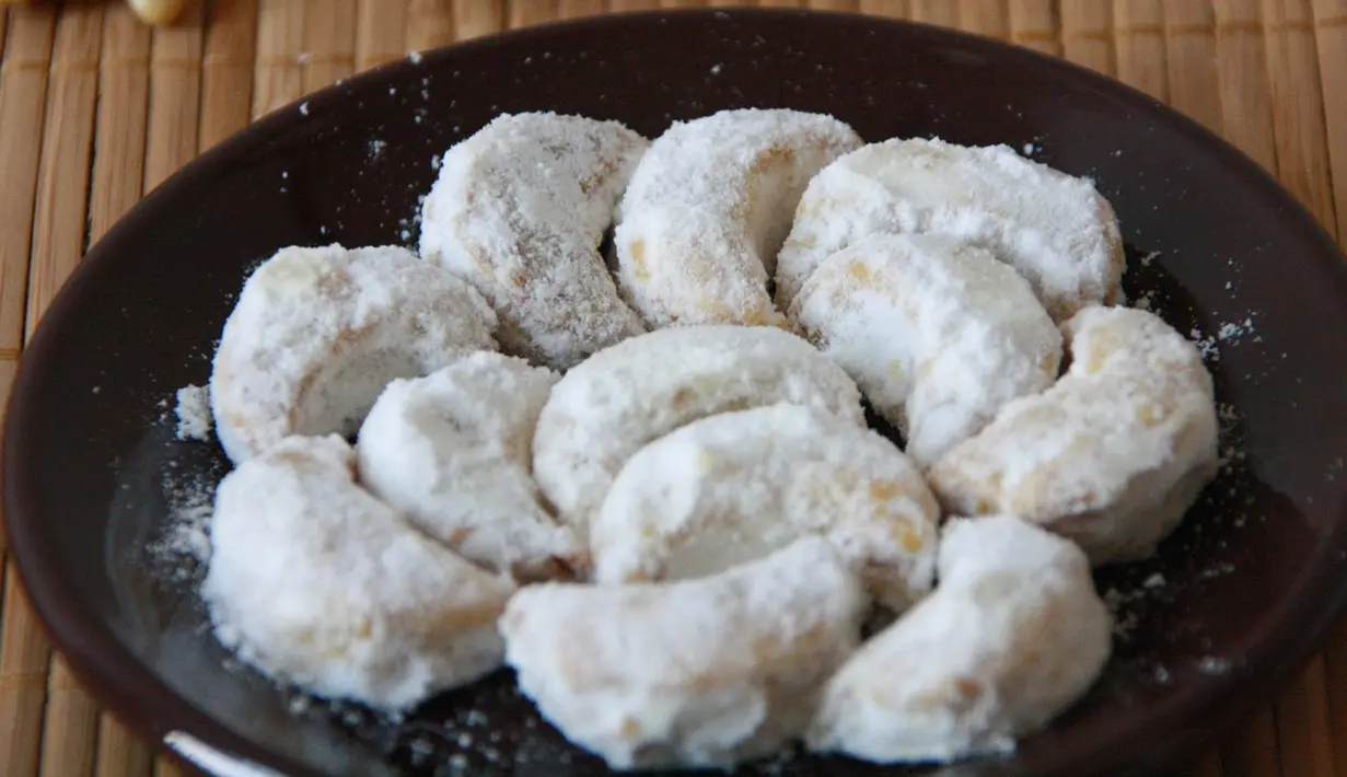Kue kering putri salju menjadi salah satu kue paling menarik dalam hidangan Lebaran. Tampilan kue ini khas dengan balutan warna putih dan rasa yang gurih manis. (Istimewa)