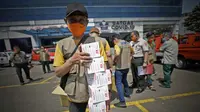 Relawan menunjukkan beberapa kotak berisi masker yang akan dibagikan kepada masyarakat dalam "Gerakan Mobil Masker Untuk Masyarakat" di Jakarta, Kamis (12/8/2021). (Dok BNPB)