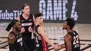 Para pebasket Miami Heat merayakan kemenangan atas Los Angeles Lakers pada laga Gim ketiga Final NBA, Senin (5/10/2020). Miami Heat menang dengan skor 115-104. (AP Photo/Mark J. Terrill)