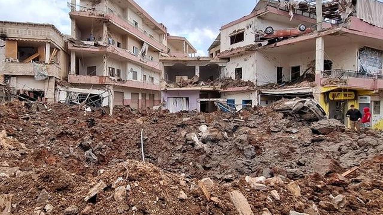 Warga memeriksa kerusakan akibat serangan udara Israel di Desa Nabi Chit, Lebanon timur, Sabtu (7/3/2026), setelah serangan pada Jumat (6/3) malam. (Dok. AP/Ali Salem)