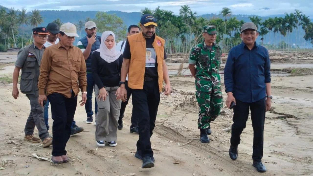 VIDEO: Gaya Kasual Mualem Berkaos Wajah Gubernur GAM Sayed Adnan Tinjau Banjir Aceh