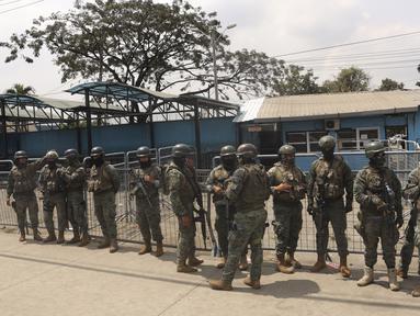 Tentara berjaga di Lembaga Pemasyarakatan Litoral setelah bentrokan mematikan di Guayaquil, Ekuador, Selasa, 25 Juli 2023. Ekuador telah mengumumkan keadaan darurat di seluruh sistem penjara di negara tersebut, menyusul serentetan kekerasan dan bentrokan mematikan antara kelompok-kelompok yang berseteru. (AP Photo/Cesar Munoz)