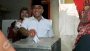 Calon Walikota Depok, Mohammad Idris didampingi istri mendatangi TPS 077 di Perum Pondok Duta, Sukmajaya, Depok, Rabu (9/12). Mohammad Idris diusung oleh Partai Keadilan Sejahtera (PKS) dan Partai Gerindra. (Liputan6.com/Yoppy Renato)