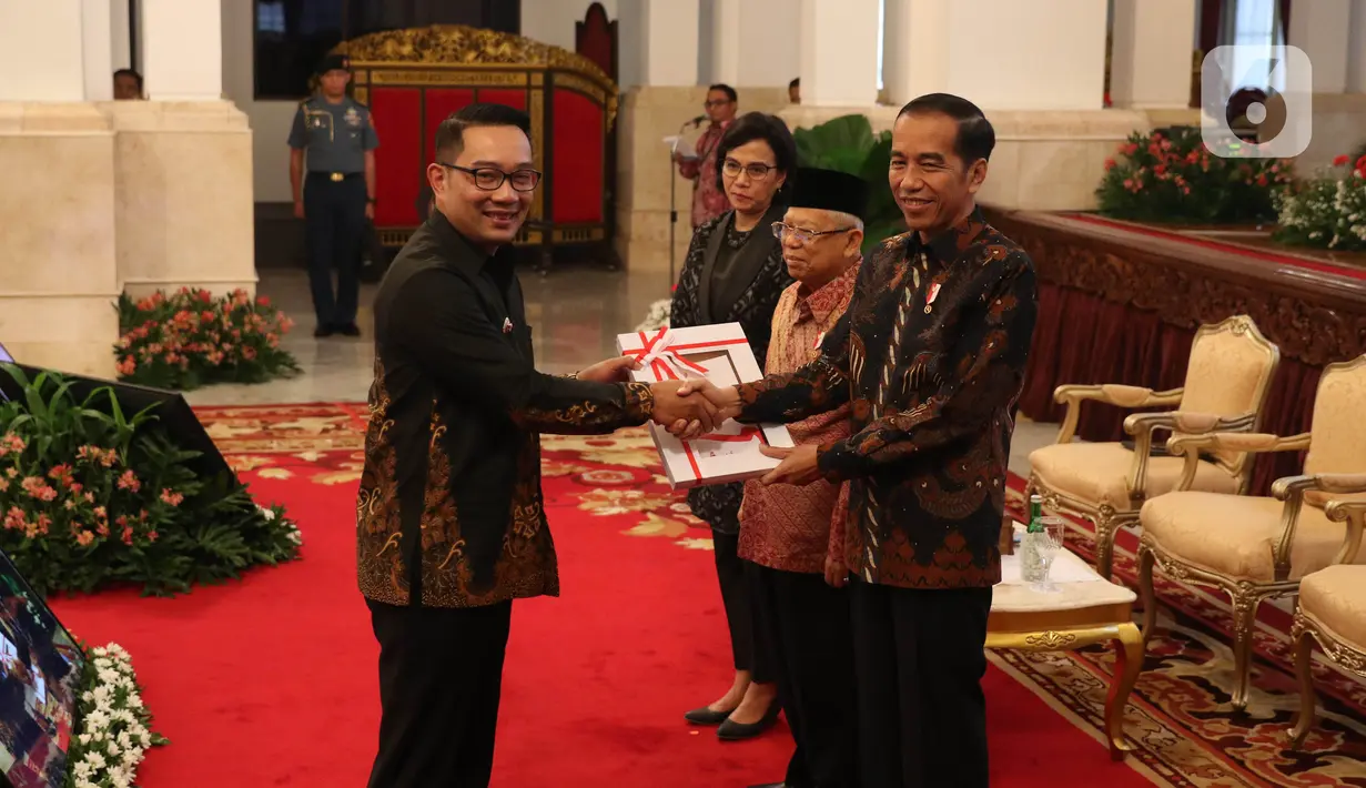 Presiden Jokowi didampingi Wakil Presiden Ma'ruf Amin dan Menkeu Sri Mulyani menyerahkan Daftar Isian Pelaksanaan Anggaran (DIPA) dan Daftar Alokasi Transfer Daerah serta Dana Desa Tahun 2020 kepada Gubernur Jawa Barat Ridwan Kamil di Istana Negara, Kamis (14/11/2019). (Liputan6.com/Angga Yuniar)