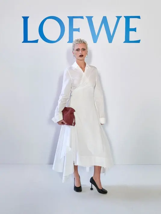 Sementara Eva Victor, aktris sekaligus komedian asal Amerika Serikat, tampil elegan dengan twist klasik. Ia mengenakan kemeja biru muda, blazer plaid biru tua, serta celana panjang hitam, menciptakan tampilan yang polished dan sophisticated, seolah membuktikan bahwa gaya minimalis pun bisa tampil maksimal.