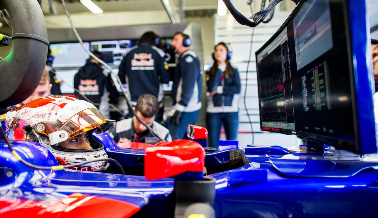 Pebalap Scuderia Toro Rosso, Sean Gelael memantau balapan lewat monitor di garasi timnya saat sesi latihan bebas F1 GP Mexico di Autodromo Hermanos Rodriguez, Meksiko, (27/10/2017). Sean menempati urutan ke-17. (Peter Fox/Getty Images/AFP)