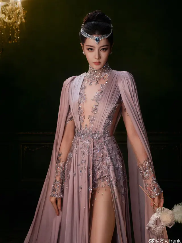 Dilraba Dilmurat dengan gaun Zuhair Murad (credit: Studio Jaywalk Weibo)