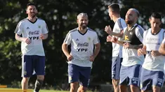 Para pemain Argentina melakukan pemanasan selama sesi latihan di pusat pelatihan Cruzeiro di Belo Horizonte, Brasil (1/7/2019). Argentina dan Brasil akan bertanding pada semifinal Copa America 2019. (AP Photo/Ricardo Mazalan)