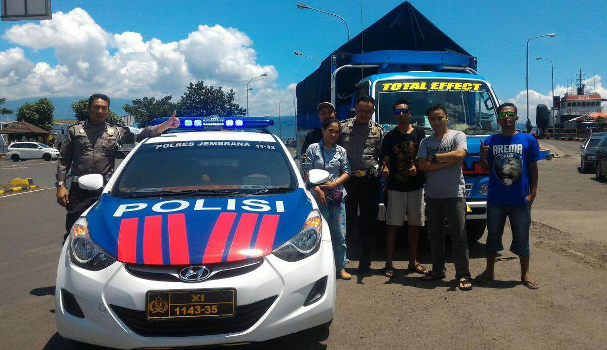 Truk pengangkut bendera merah putih raksasa bertajuk One Soul One Nation dan Aremania mendapat pengawalan polisi Polda Bali saat tiba di Pelabuhan Gilimanuk, Jumat (25/3/2016). (Bola.com/Aremania)