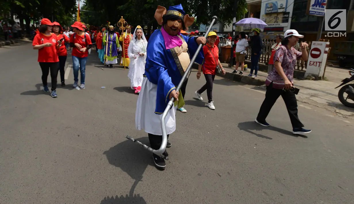 Cosplay Chu Pat Kay dalam serial Kera Sakti memeriahkan pawai Cap Go Meh di Bekasi, Jawa Barat, Selasa (19/2). Polisi terpaksa memberhentikan sementara arus lalu lintas saat pawai Cap Go Meh melintas. (Merdeka.com/Imam Buhori)