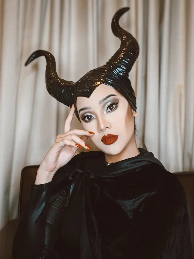Biasa Tampil Natural, Ini 6 Potret Anya Geraldine dengan Makeup Tebal