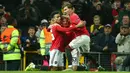 Pemain Manchester United Mason Greenwood (kiri) merayakan golnya ke gawang AZ Alkmaar pada pertandingan Grup L Liga Europa di Old Trafford, Manchester, Inggris, Kamis (12/12/2019). Manchester United menang 4-0. (AP Photo/Dave Thompson)