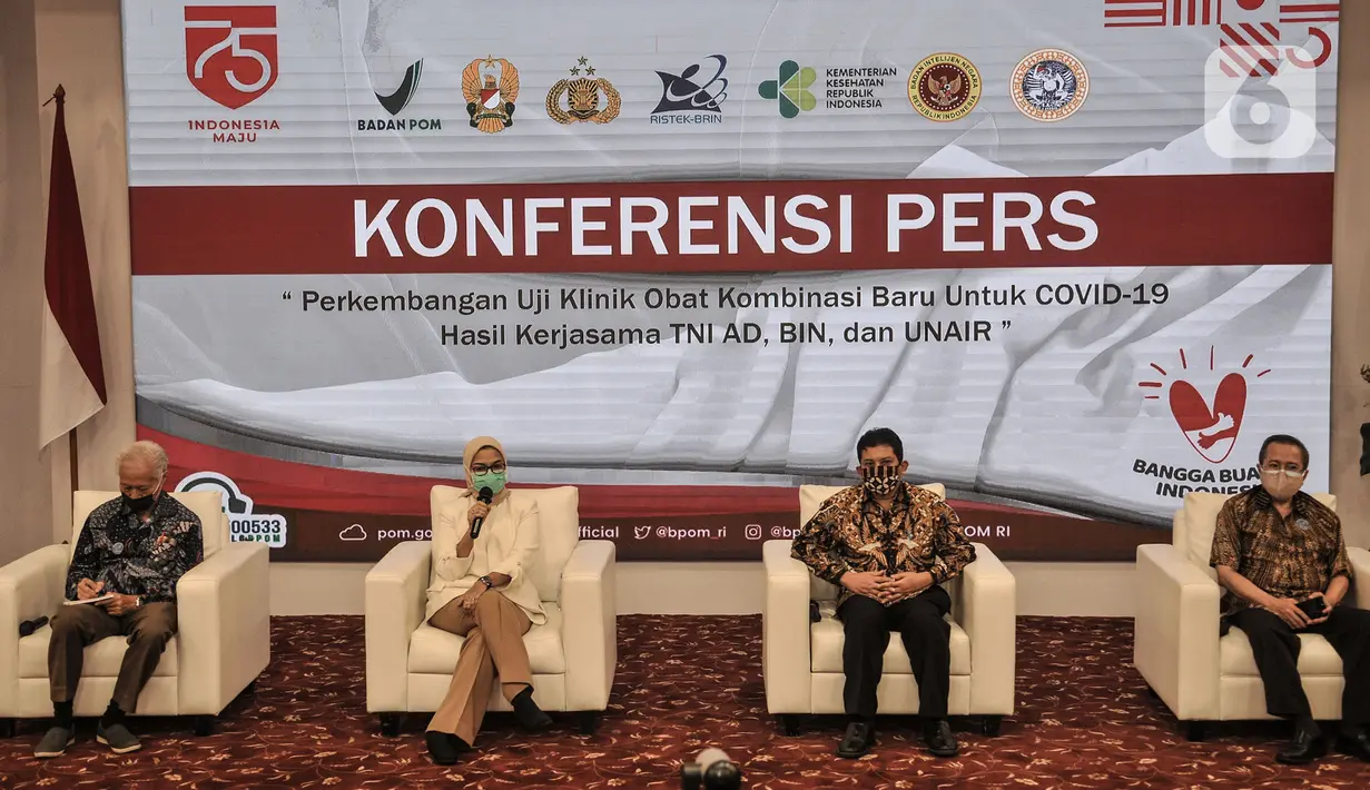 Kepala Badan Pengawas Obat dan Makanan (BPOM) Penny Lukito (kedua kiri) saat konferensi pers terkait hasil uji klinis obat untuk Covid-19 dari Universitas Airlangga (UNAIR) di Kantor BPOM, Jakarta, Rabu (19/8/2020). (merdeka.com/Iqbal S. Nugroho)