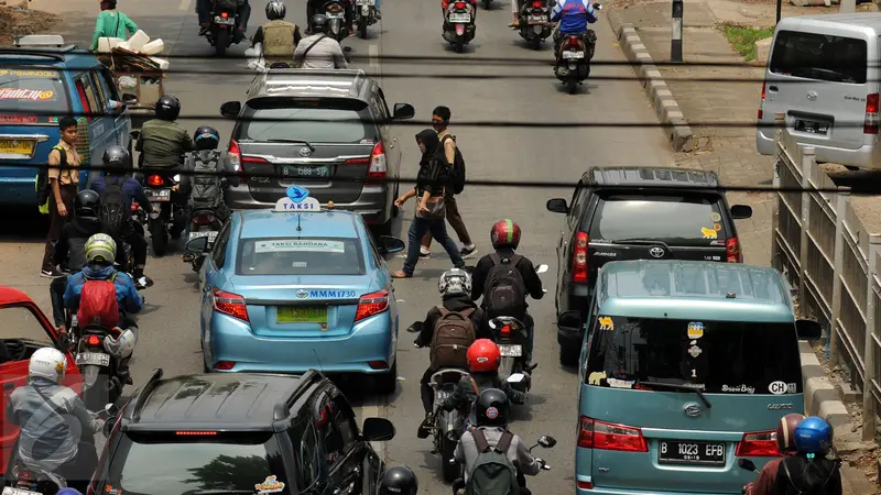 20151202-Kurangnya Kesadaran Warga Menaati Aturan Lalu Lintas Berimbas pada Kemacetan-Jakarta