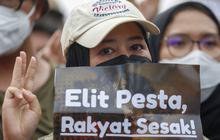 Air Mata Mahasiswi Warnai Aksi Unjuk Rasa di Bundaran HI