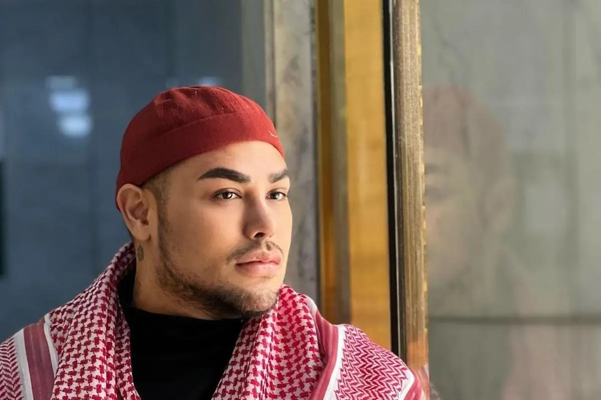 Ivan Gunawan gunakan tas selempang perempuan berwarna hitam