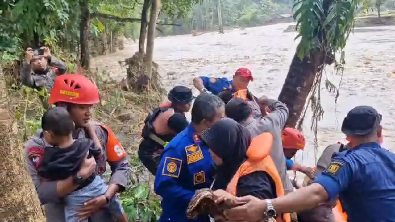 Tim SAR gabungan evakuasi warga yang terjebak banjir di Desa Cidadap, Kecamatan Simpenan, Kabupaten Sukabumi, Jawa Barat.