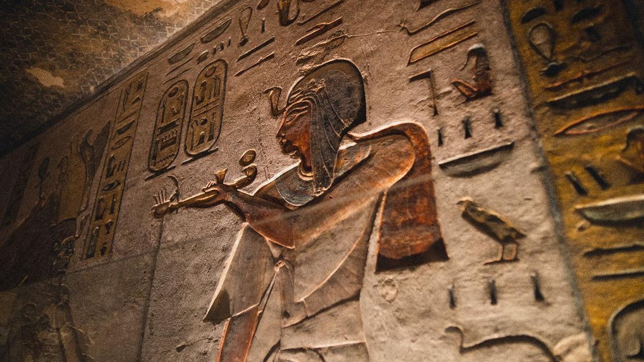 Salah satu dewa yang dihubungkan secara khusus dengan proses kelahiran adalah Hathor, Dewi Kesuburan.
