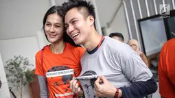 Pasangan Baim Wong dan Paula Verhoeven hadir memberikan dukung kepada Tio Pakusadewo dalam sidang lanjutan pembacaan pledoi di Pengadilan Negeri Jakarta Selatan, Jalan Ampera Raya, Jakarta, Kamis (28/6). (Liputan6.com/Faizal Fanani)