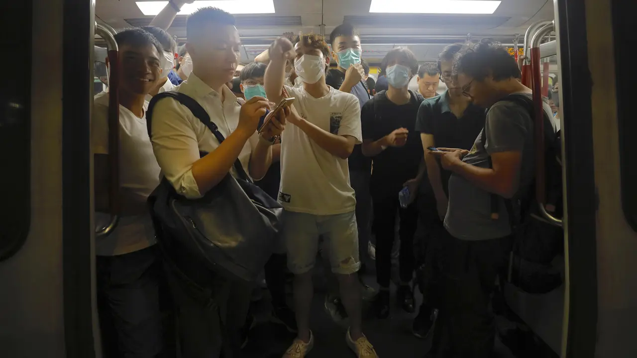 Pengunjuk Rasa Hong Kong Ganggu Perjalanan Kereta Bawah Tanah
