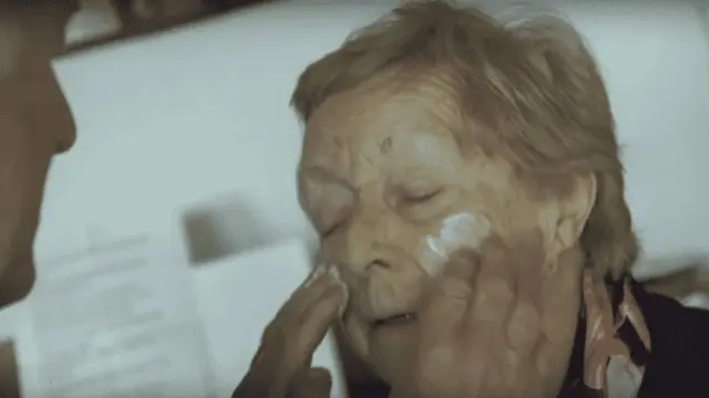 Pria tua belajar makeup, alasannya... (foto: BBC News)