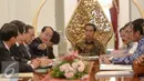 Presiden Joko Widodo di dampingi sejumlah menteri kabinet kerja menerima kunjungan kehormatan utusan khusus Perdana Menteri Jepang Hiroto Izumi beserta rombongan delegasi, di Istana Merdeka, Jakarta, Jumat (10/7/2015). (Liputan6.com/Faizal Fanani)