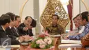 Presiden Joko Widodo di dampingi sejumlah menteri kabinet kerja menerima kunjungan kehormatan utusan khusus Perdana Menteri Jepang Hiroto Izumi beserta rombongan delegasi, di Istana Merdeka, Jakarta, Jumat (10/7/2015). (Liputan6.com/Faizal Fanani)