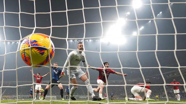FOTO: Olivier Giroud Bawa AC Milan Taklukkan Inter Milan di San Siro