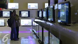 Pengunjung melihat teknologi televisi di Indonesia Cellular Show 2016 di JCC, Jakarta, Kamis (2/6). Pengunjung dapat berinteraksi secara langsung untuk mendapatkan berbagai macam informasi tentang teknologi celluler terbaru. (Liputan6.com/Angga Yuniar)