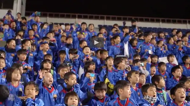 Puluhan bocah Jepang menyanyikan yel-yel di hadapan para pemain Barcelona saat tim tersebut sedang menjalani sesi latihan resmi jelang Piala Dunia Antar Klub 2015 di Yokohama, Jepang.