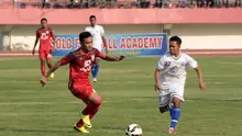 Pemain Persis Solo Bayu Nugroho (merah) berebut bola dengan pemain PSIS Semarang Franky Mahendra di final Piala Polda Jateng. (Bola.com/Vincensius Sawarno)