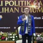 Ketua Umum Partai Amanat Nasional (PAN)  Zulkifli Hasan menyanyikan mars partainya bersama jajaran pengurus saat Pendaftaran Partai Politik Calon Peserta Pemilu tahun 2024 di Gedung KPU, Jakarta, Rabu (10/8/2022). KPU menerima berkas dari 4 partai politik yang mendaftar sebagai calon peserta Pemilu 2024 di hari kesepuluh pendaftaran. (Liputan6.com/Faizal Fanani)