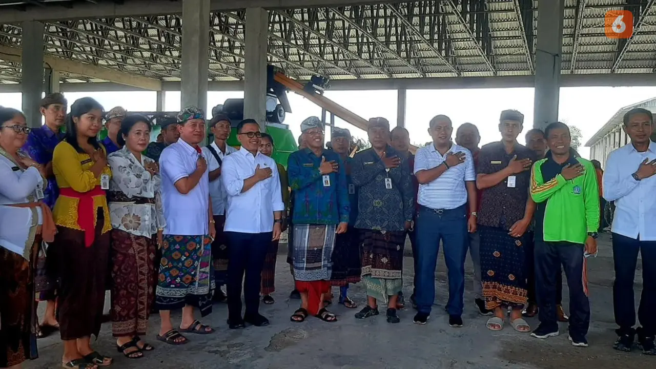 Direktur Utama CTBL, Putu Ivan Yunatana saat menemani Bupati Suwirta dan Menteri Azwar Anas