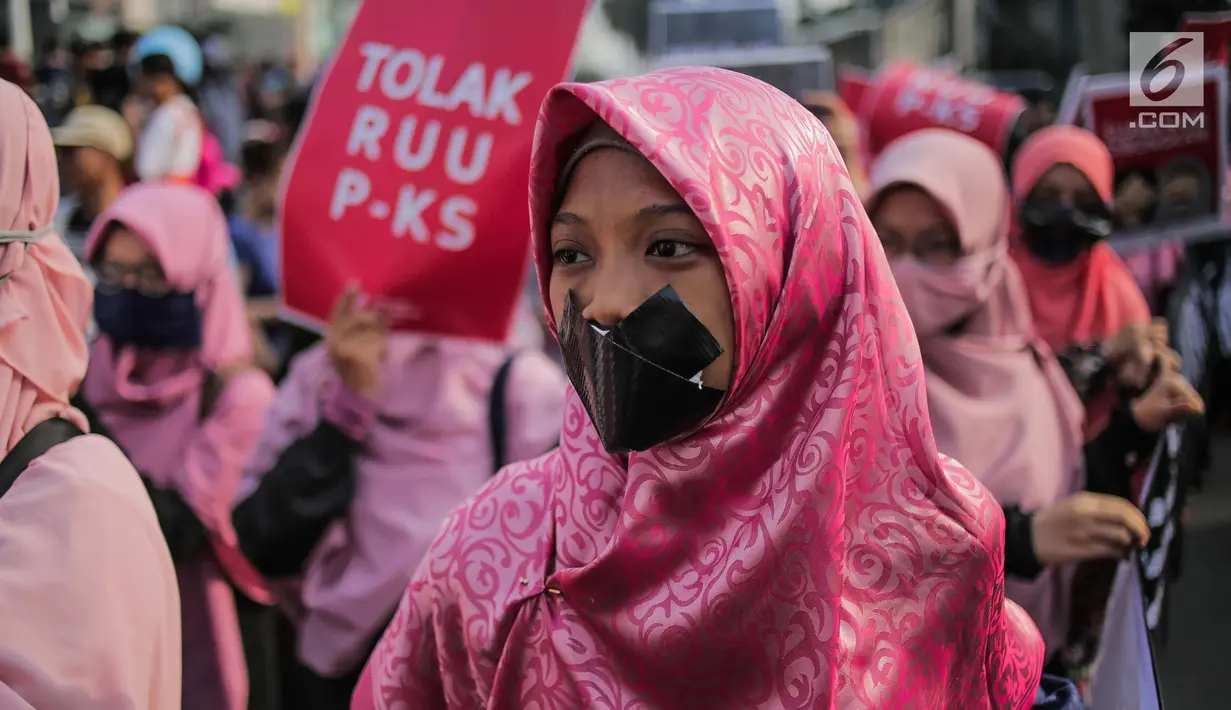 Aktivis Aliansi Gerakan Peduli Perempuan melakukan aksi bungkam menolak Rancangan Undang-Undang Penghapusan Kekerasan Seksual (RUU PKS) saat car free day di kawasan Bundaran HI, Jakarta, Minggu (14/7/2019). Mereka menolak rencana pengesahan RUU PKS. (Liputan6.com/Faizal Fanani)