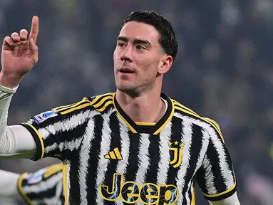 Pemain Juventus Dusan Vlahovic melakukan selebrasi usai mencetak gol ke gawang Sassuolo pada pertandingan sepak bola Serie A Liga Italia di Turin, Italia, Selasa (16/1/2024). Juventus menang 3-0. (Marco Alpozzi/LaPresse via AP)