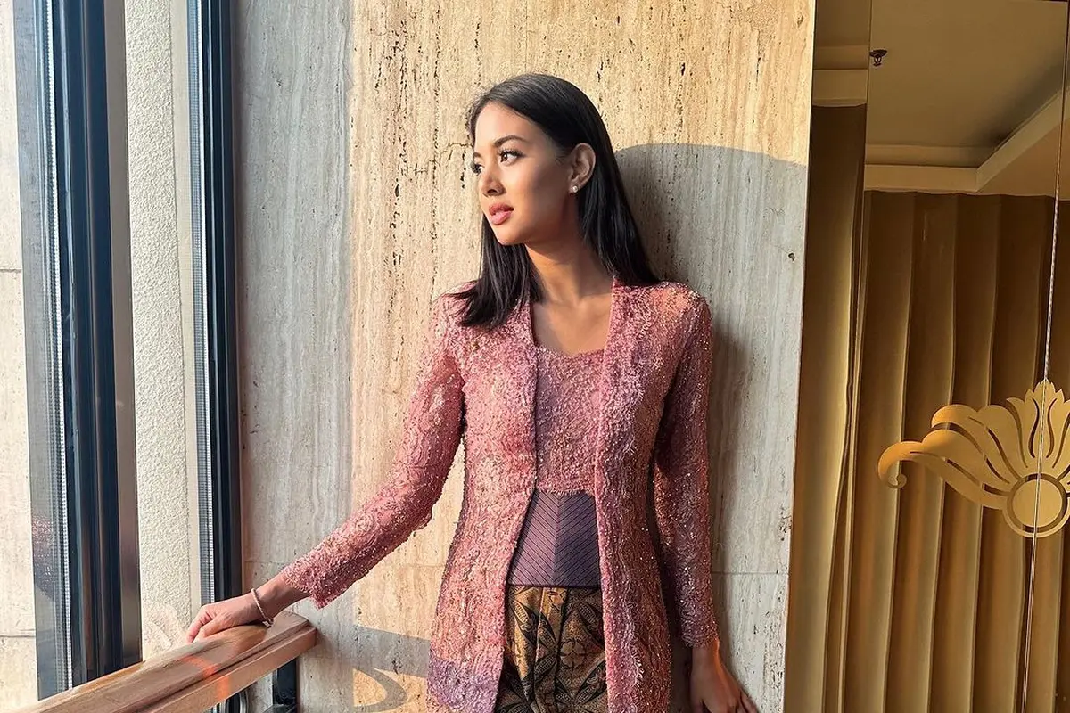 6 Penampilan Ayu Aurelie Moeremans Berkebaya di Pernikahan Anak Pesepakbola Christian Gonzales