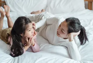 Salah satu contoh parenting yang tepat adalah terjalinnya komunikasi 2 arah antara ibu dan anak yang membiarkan anak memahami dan menyampaikan perasaan mereka (Foto: Pexels.com/Ketut Subiyanto)